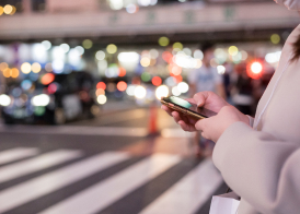 窓の外を見る女性
