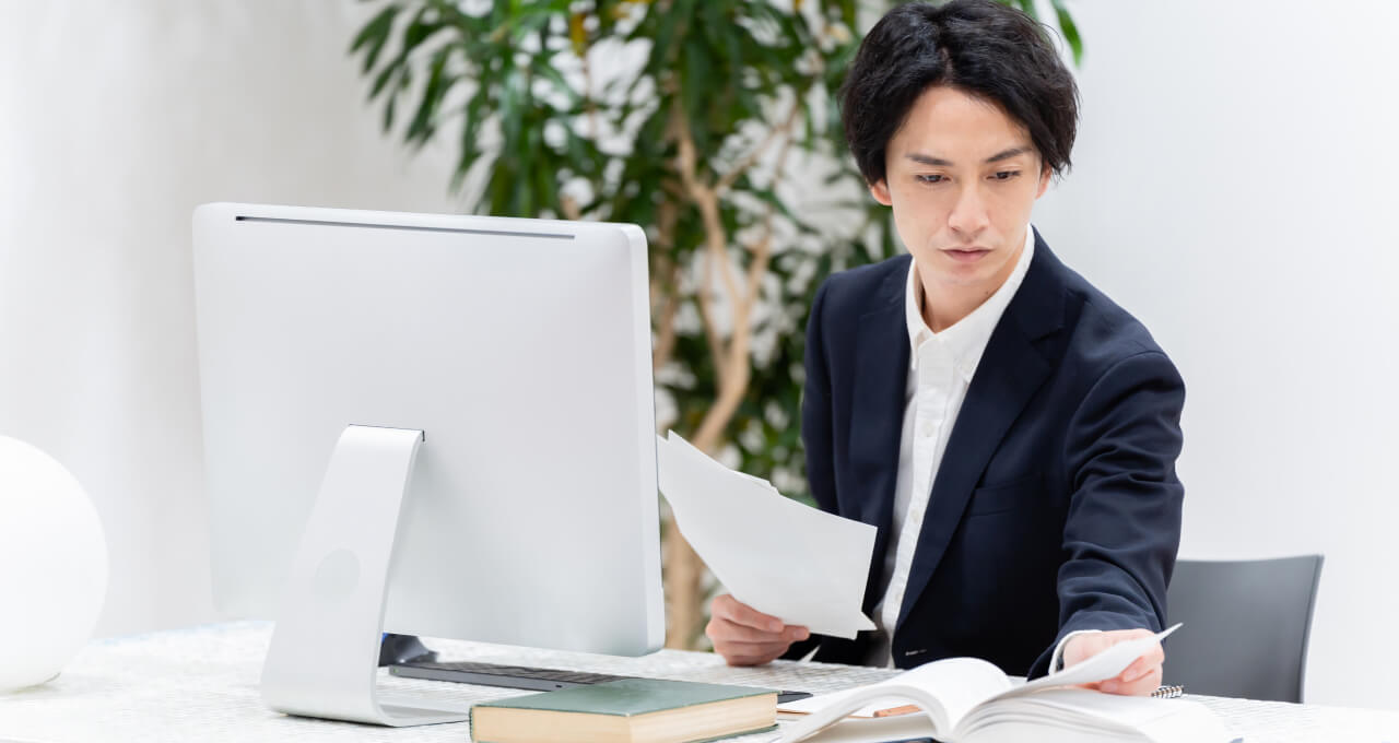 PC前で作業する男性