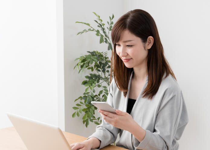 携帯を確認する女性